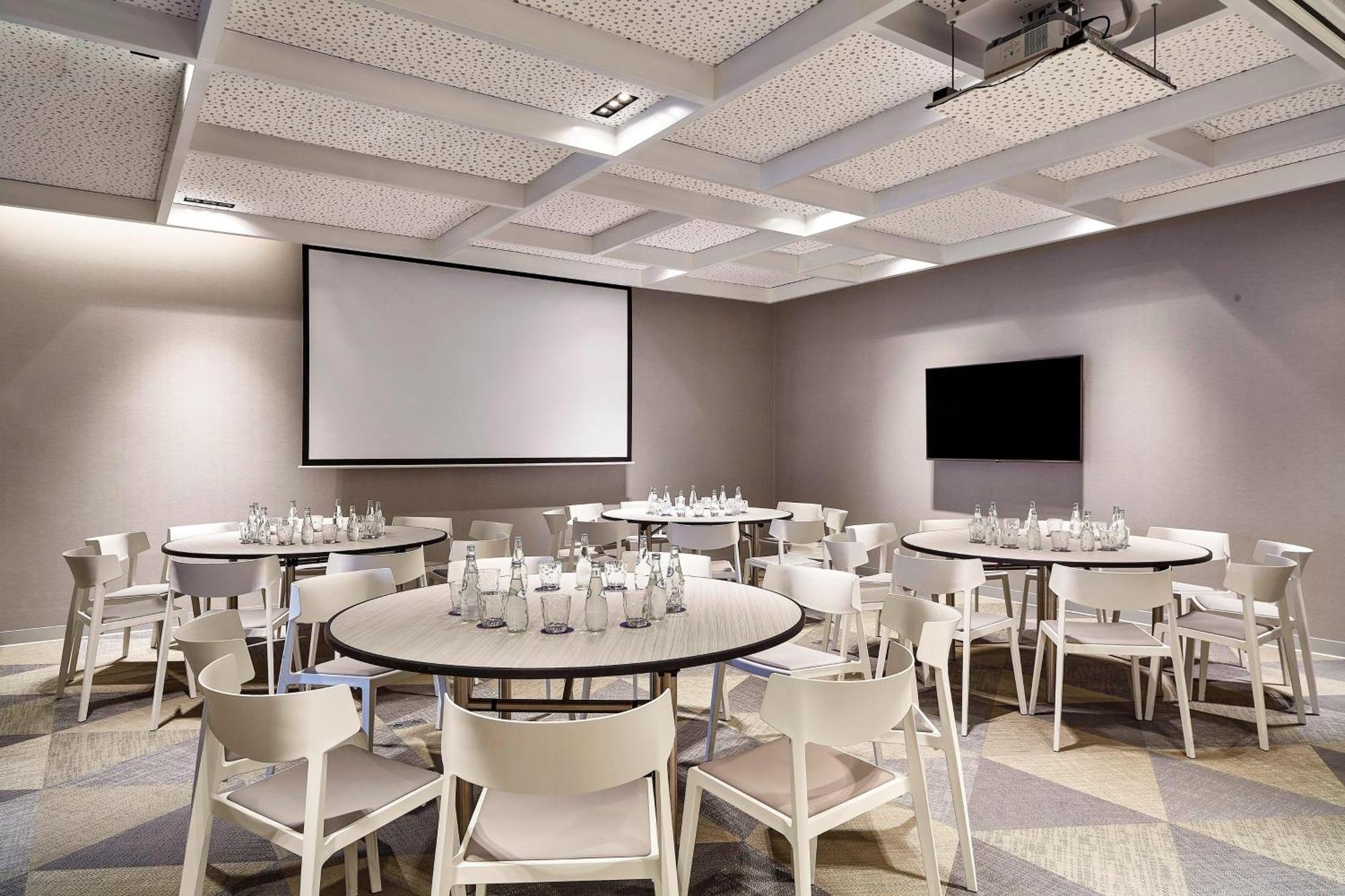 Aloft Miraflores Hotel 4*